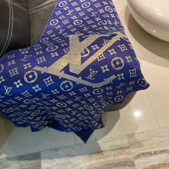 Beautiful scarf in brand new condition. - Picture 4 of 8